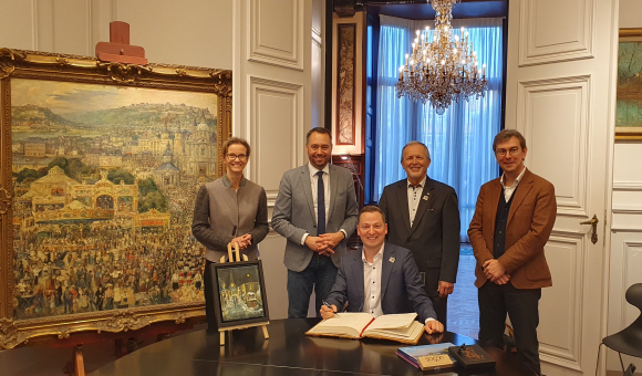 Signature de l'entente entre les villes de Namur et de Terrebonne au Québec © Ville de Namur Signature de l'entente entre les villes de Namur et de Terrebonne au Québec